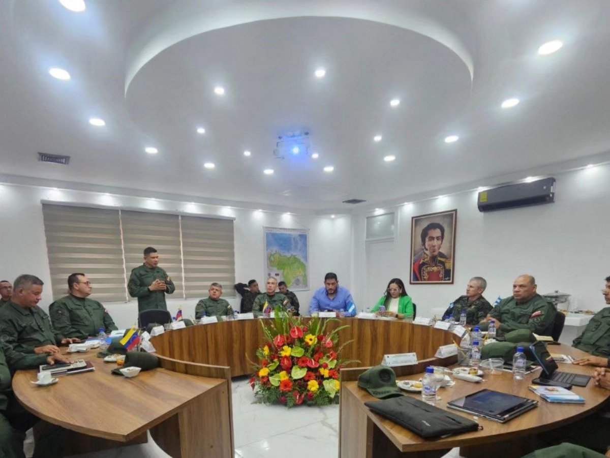 El MG. Urbáez Fermín, Viceministro de Planificación y Desarrollo para la Defensa, recibió al Sr.  Manuel Zelaya , Ministro de Defensa de Honduras;  Sra. Skarleth Romero, Embajadora de Honduras y al Sr. GD. Roosevelt Hernández , Jefe del Estado Mayor de FF.AA de Honduras.