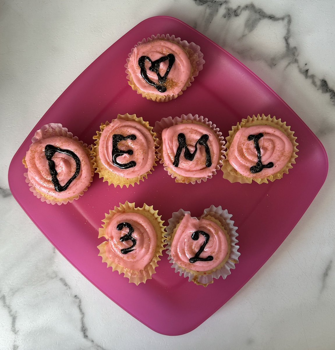 kyleepeace2's tweet photo. We made cupcakes today for my idol Demi lovato birthday today and my mom wrote her name on them 😍🎂🎉 https://t.co/Z5Oo98YvYU
