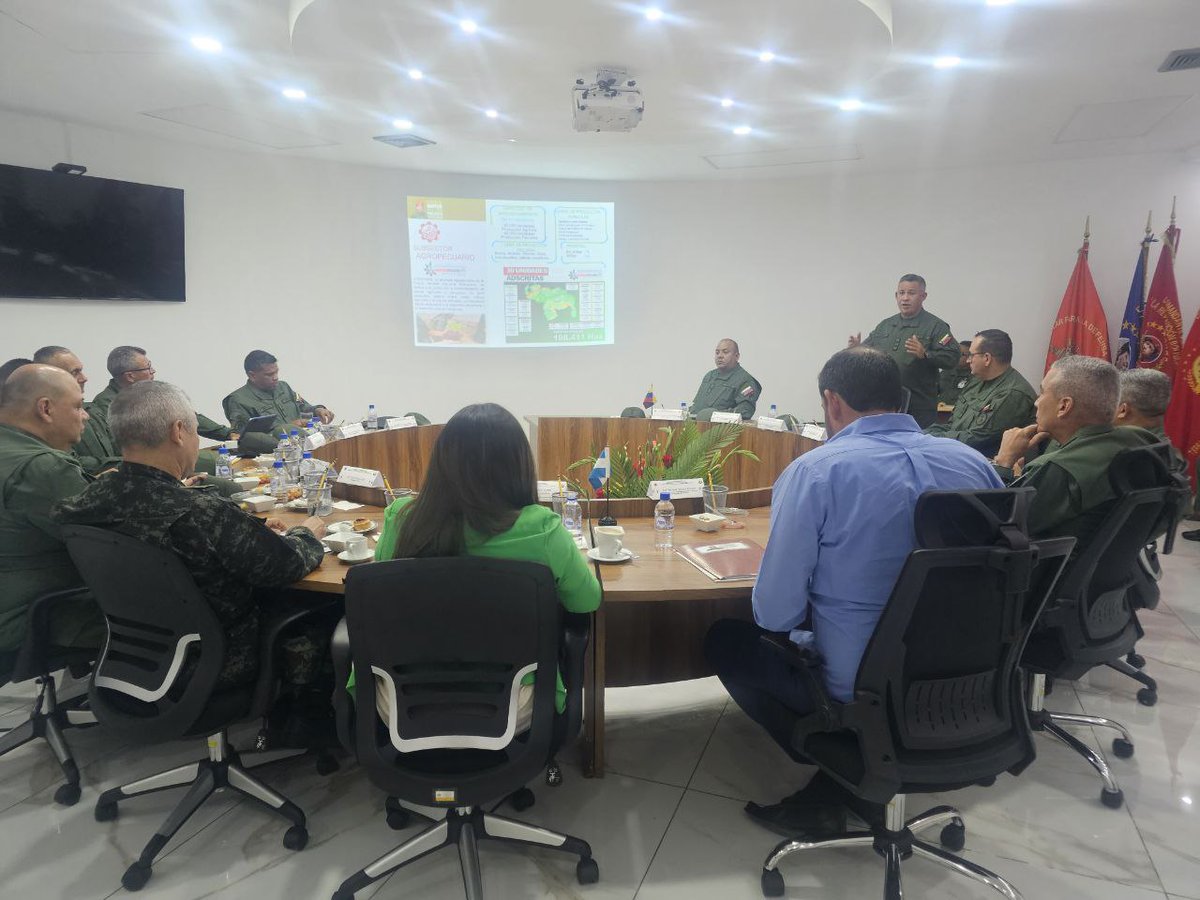 #20agosto Con la finalidad de compartir experiencias en el área del desarrollo productivo y la industria militar de ambas naciones.
Se sostuvo una reunión con la  delegación hondureña en el en el viceministerio de planificación para la Defensa. 

#venceremos