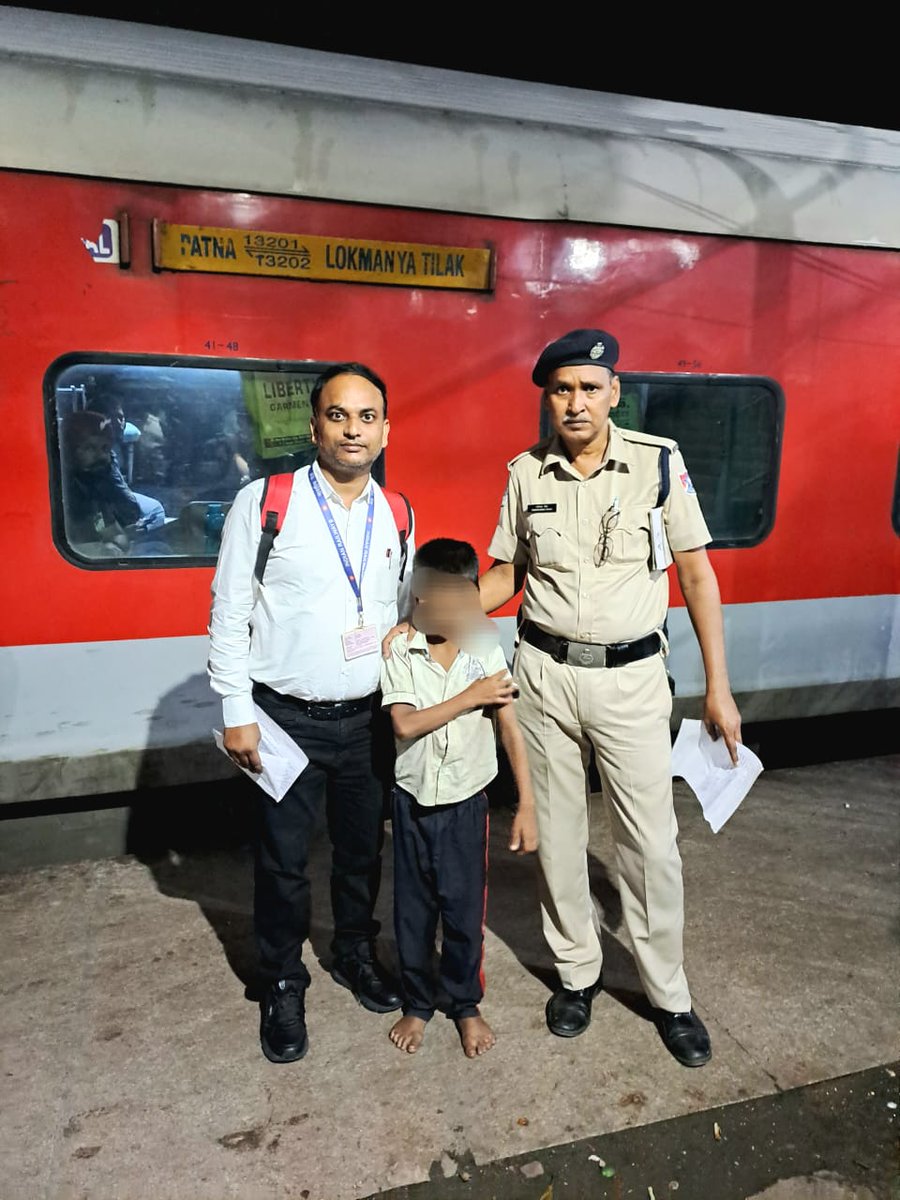 कल दिनांक 20/08/24 को 13201 में टीसी स्टाफ अनूप बोरिया कार्यरत थे।कार्य के दौरान उन्हें एक अबोध बालक उम्र 6 वर्ष का मिला।अथक प्रयास के बाद बालक से प्राप्त मोबाइल नंबर पर दिल्ली में अभिभावक से सम्पर्क हुआ ।कार्यवाही के बाद इटारसी में RPF कि सुरक्षात्मक कस्टडी में बालक को सोपा गया।