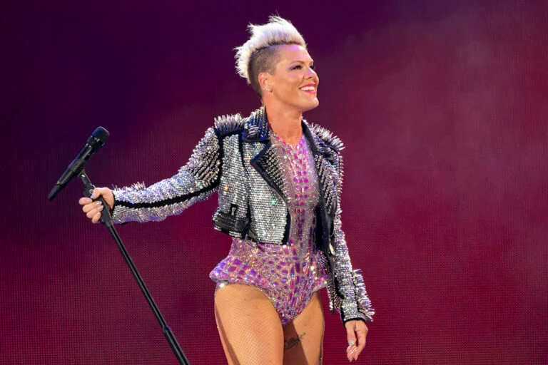 vcoc09's tweet photo. Para los/las fans de #PINK  darán especial #GreatestHits el 21 de agosto 10am 22 de Agosto 3pm #MTVHits
@MTVHits #TvSuperior canal 158 #horacolombia por
@ClaroTeAyuda
#getthepartystarted #justlikeapill #dontletmegiveme #ladymarmalade #iamnotdead #justgivemrareason #try #trustfall https://t.co/DaSwFgWRFp