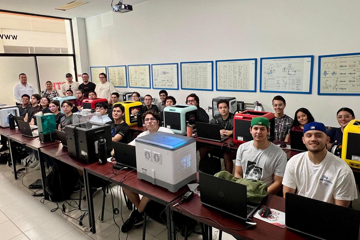 AlfonsoDurazo's tweet photo. ¡Con el Plan Sonora impulsamos el talento sonorense! 🌟🎓

Capacitamos a 30 estudiantes de distintos municipios en automatización industrial 4.0, preparándolos para su experiencia internacional en Taiwán.

El intercambio de ideas y talento es fundamental para el desarrollo económico. ¡Mucho éxito!