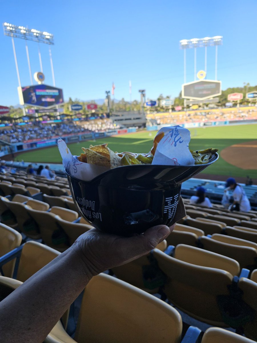 SIBLINGRIVLRYBB's tweet photo. 1/2 of #SRBB is in #thelandofenchantment and the other half is @Dodgers stadium! #HelmetNachos for the win! #LA vs #SEA #Tuesdaynightbaseball #ChavezRavine #Baseball #MLB #Dodgers #Mariners @IBWAA https://t.co/l7CmGc8X1E