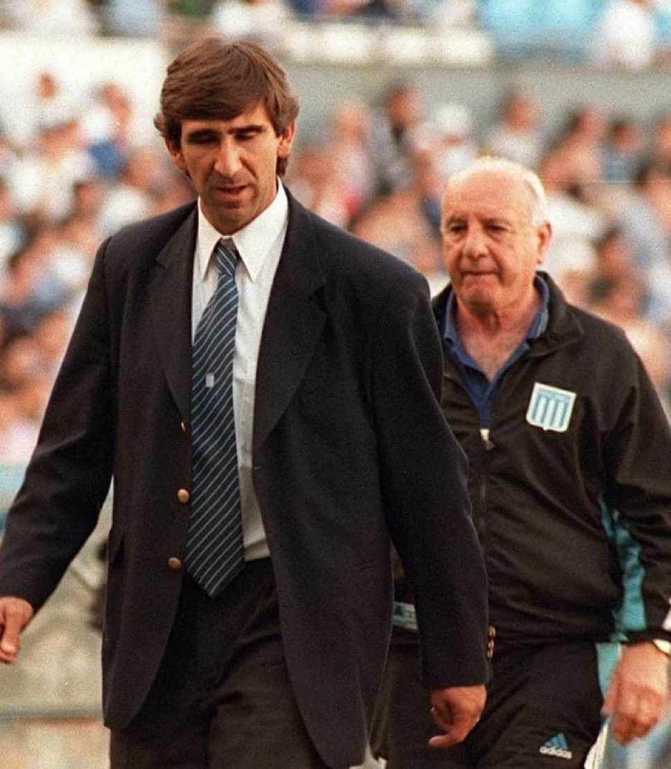 El 16/12/1998, el juez Gorostegui designó a la pareja técnica Costas-Maschio para hacerse cargo de un destruido #Racing. 

Los ídolos bajaron del cuadro y se metieron en el barro, donde trabajaron SIN CONTRATO y se encontraron miles de adversidades. 

Hoy, el Bocha pasó a la