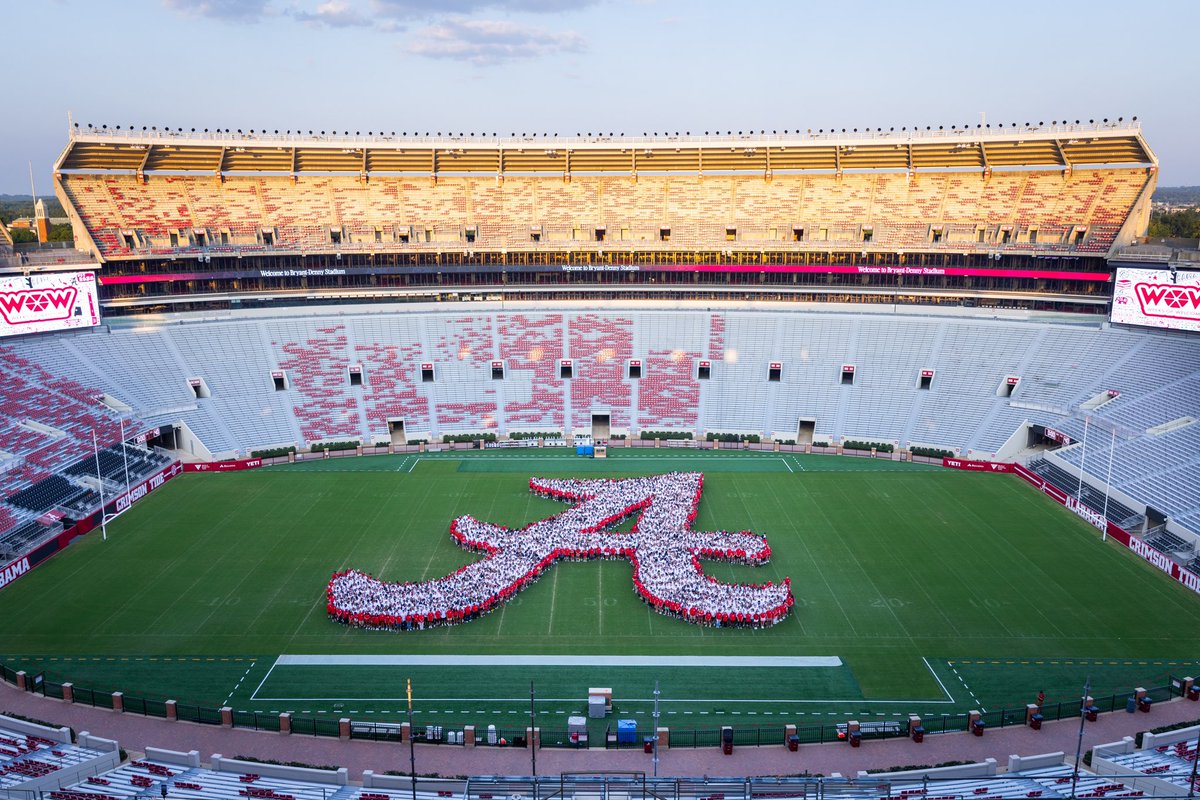 UofAlabama's tweet image. Do you see how #UA28 poses for their class photo? (&amp;amp; breaks the record for the most amount people inside the Script A? 😱) Very cutesy, very mindful, very ✨demure✨ P.S. - zoom in &amp;amp; find yourself 😉 #ScriptA #WeeksOfWelcome @UAwhatsUP