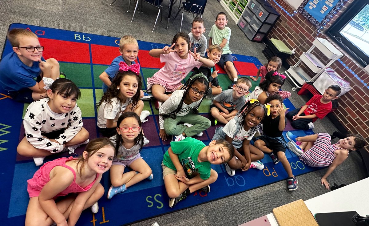 NinaSaladbar's tweet photo. First day of school! #beepbeep @MBRoadrunners https://t.co/JzHhJe6LzY