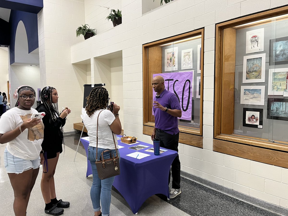 CurtisBates06's tweet photo. More pics from Fall Open House at the View. 💜💜 #Ittakesavlage #PurposeDriven #FutureReady #SettingRecords @DrBrendaMack @rvhs https://t.co/YmHQjUsaiy