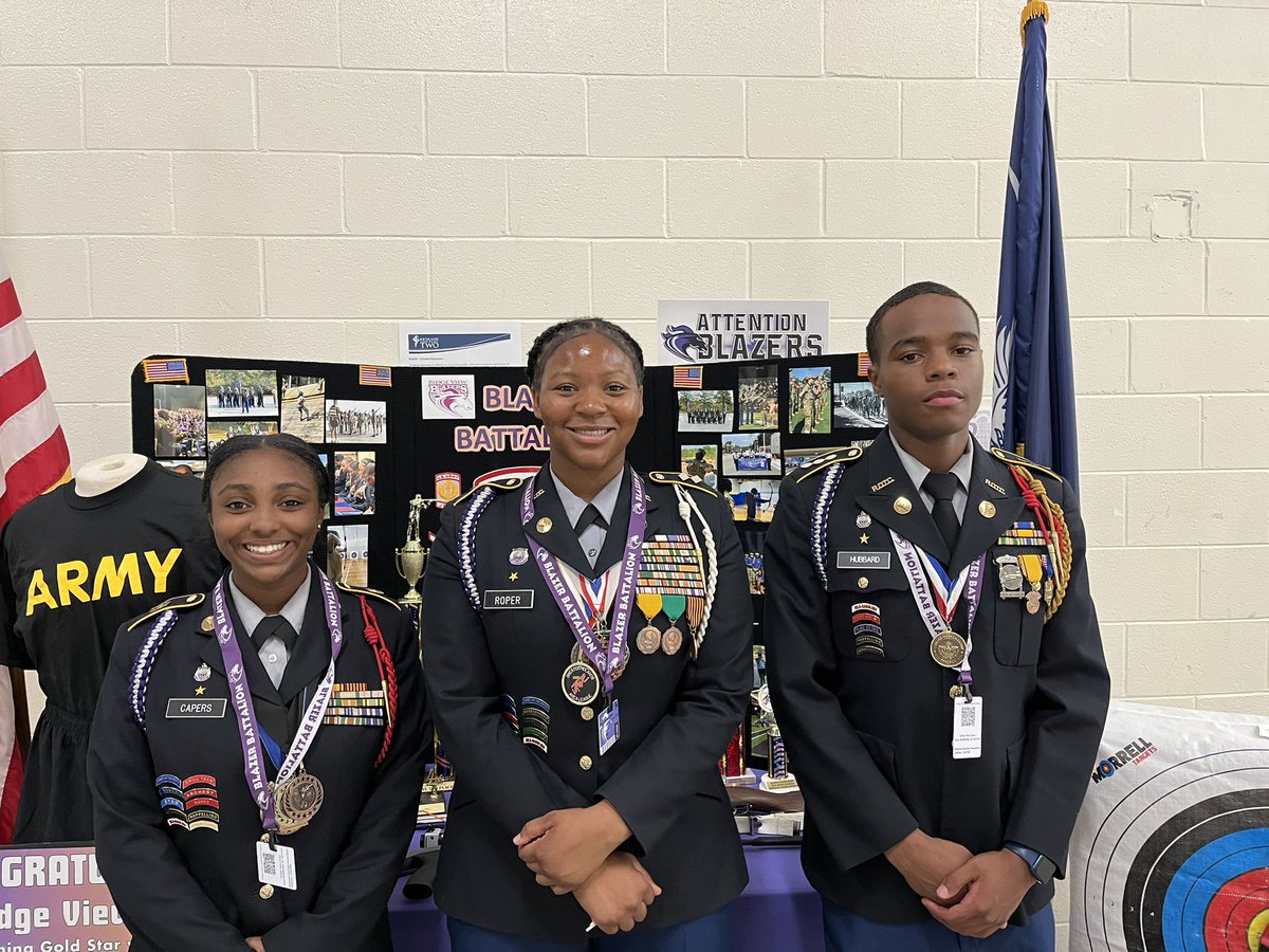 CurtisBates06's tweet photo. More pics from Fall Open House at the View. 💜💜 #Ittakesavlage #PurposeDriven #FutureReady #SettingRecords @DrBrendaMack @rvhs https://t.co/YmHQjUsaiy