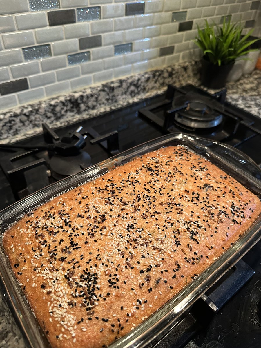 Uzun zamandır merak ettiğim mercimek kekini denedim bugün. İçerisinde zeytin peynir dereotu ile çok yakıştı bence. Un hayatımdan çıkabilir artık ben burdan devam 😋