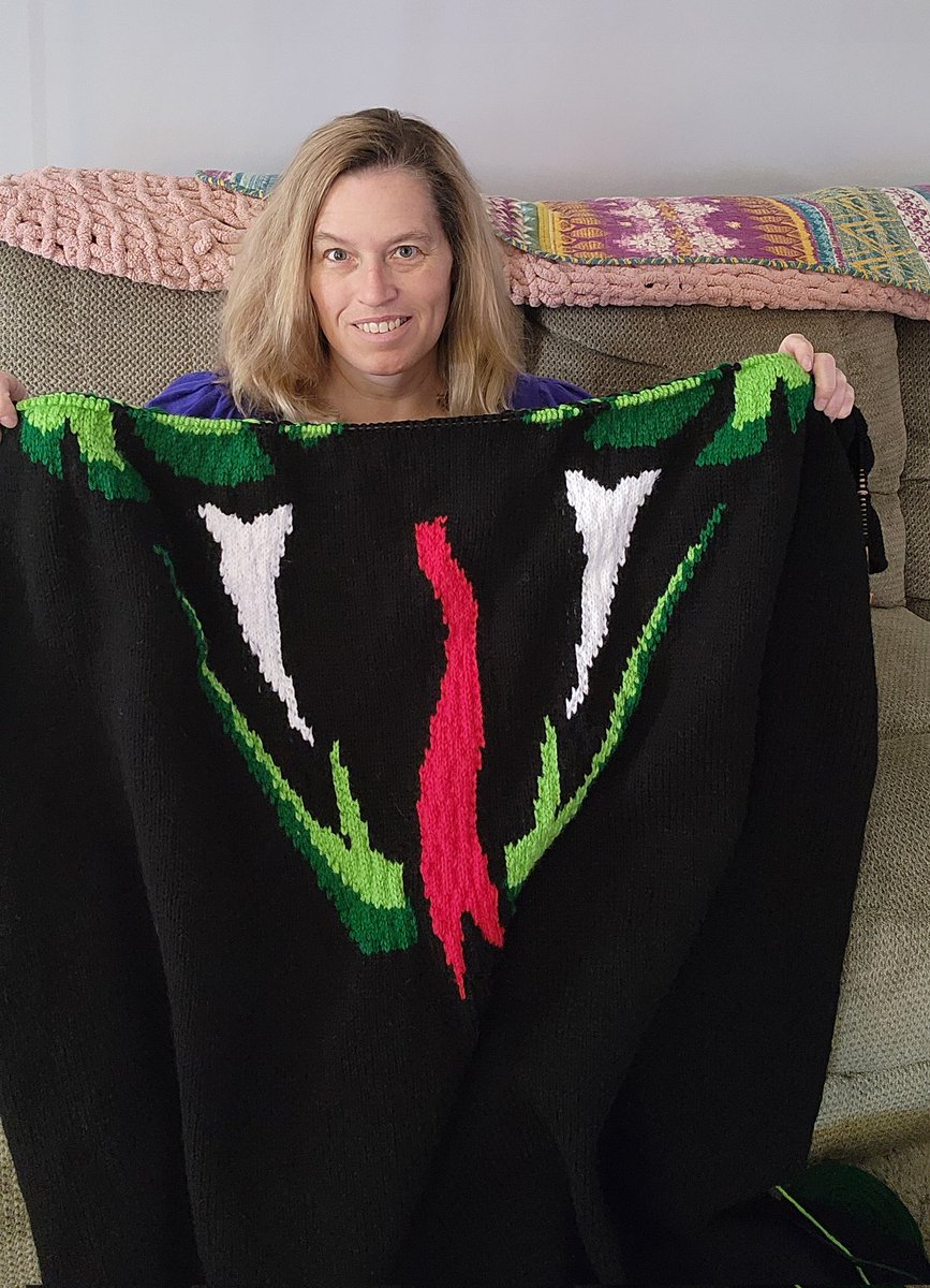 TLKKnitting's tweet image. @PoisonJL I'm almost to the full snake head!

Handknitting the snake blanket!

#snake #strandedknitting  #customknitting #logoblanket #knitblanket