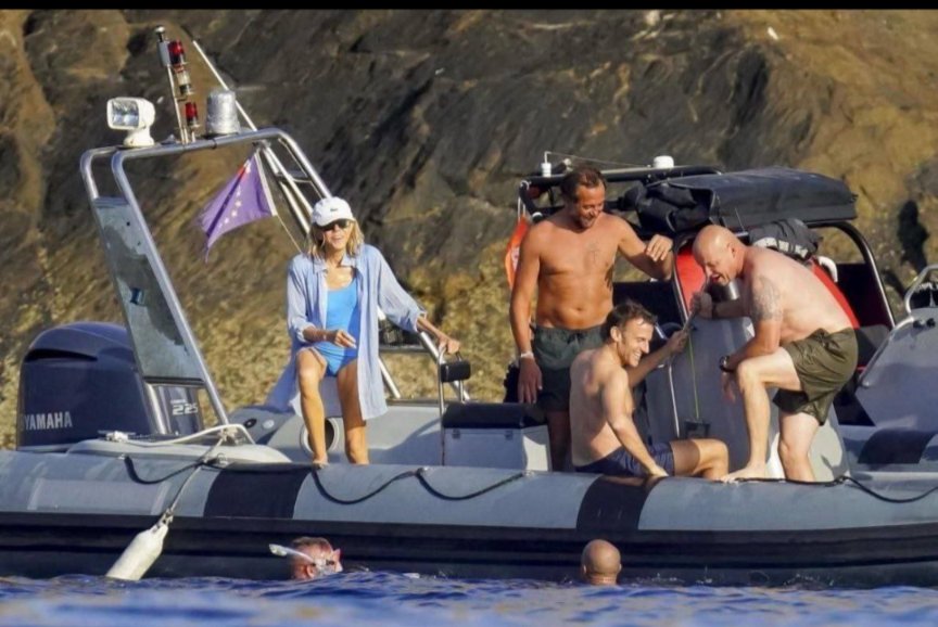 TheKaterPotater's tweet image. Macron and his spouse are photographed on vacation. What do you see? 🧐
#Macron #MacronBashing #france