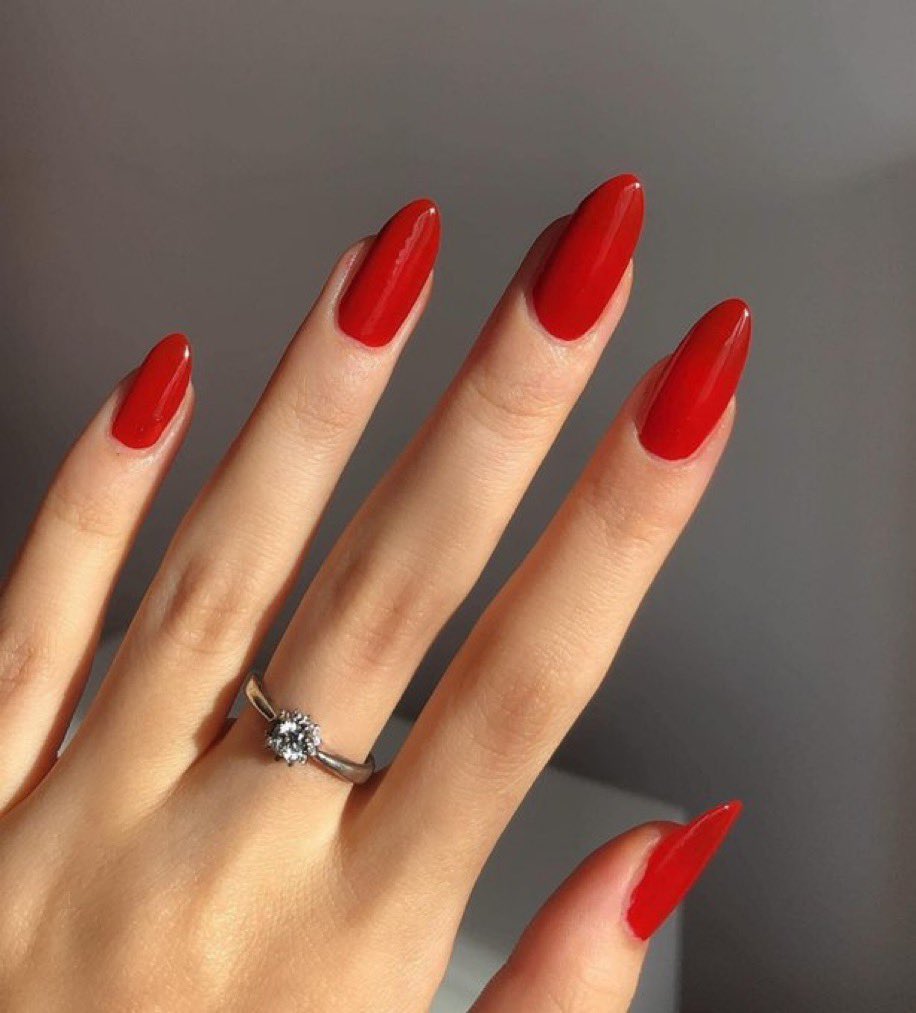red nails inspo
