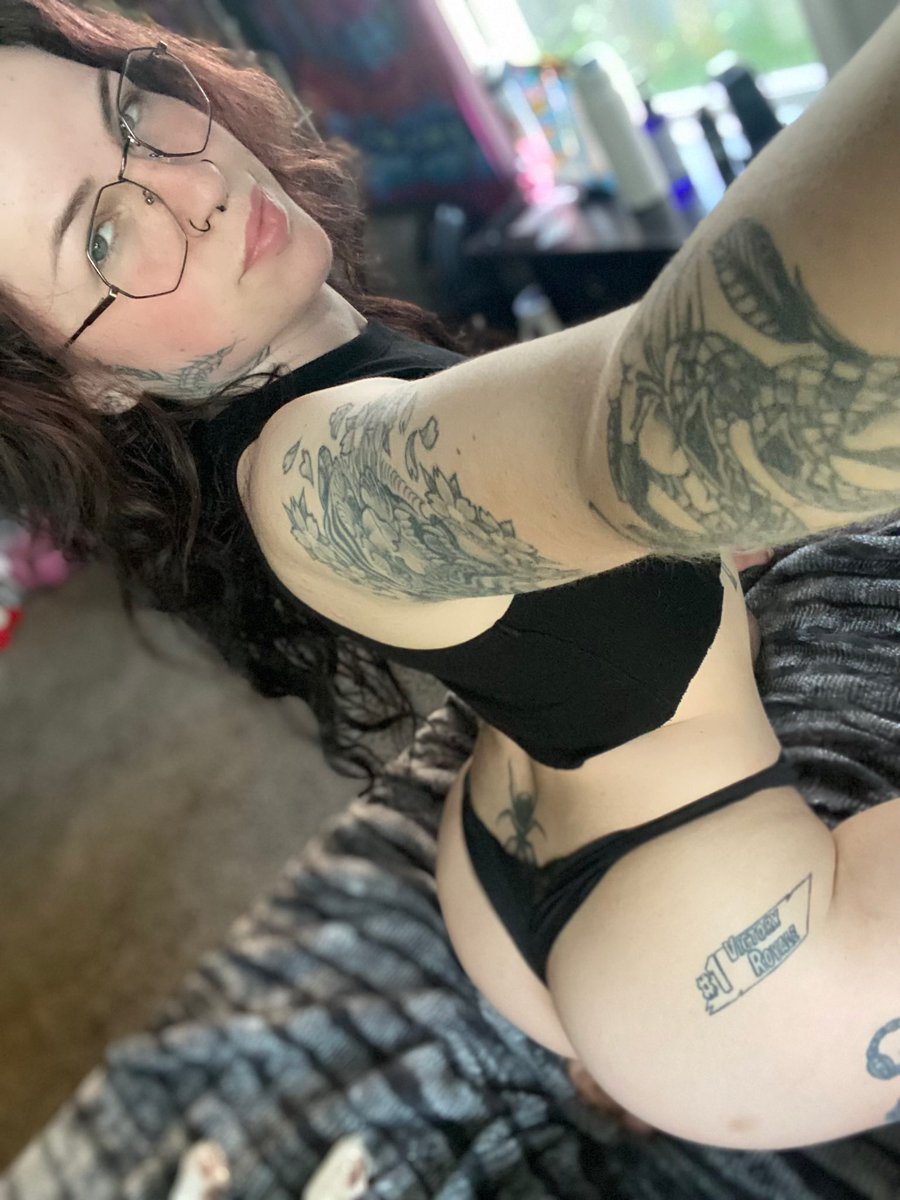 piperblades's tweet photo. Guess who? It’s me 🫶🏻 Feeling extra friendly so I’m giving 100 of you lucky ducks 3 free months 🔗

Link down below ⬇️ https://t.co/F5MVj5RZZs
