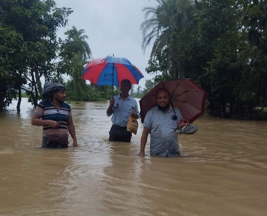 MehediMarof's tweet photo. Feni district in eastern Bangladesh is submerged as heavy rains &amp; runoff from Tripura flood over 100 villages. Nearly 20,000 families are stranded, with roads, power cut off. The opening of India's Dumboor Dam threatens downstream to hit Noakhali &amp; Cumilla too. #BangladeshFlood https://t.co/hqTtGZy6Gg