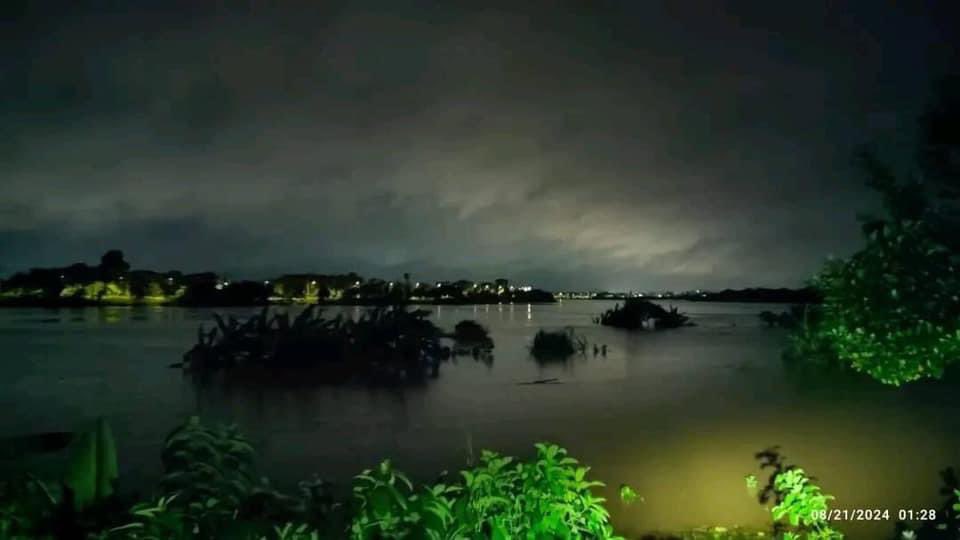 MehediMarof's tweet photo. Feni district in eastern Bangladesh is submerged as heavy rains &amp; runoff from Tripura flood over 100 villages. Nearly 20,000 families are stranded, with roads, power cut off. The opening of India's Dumboor Dam threatens downstream to hit Noakhali &amp; Cumilla too. #BangladeshFlood https://t.co/hqTtGZy6Gg