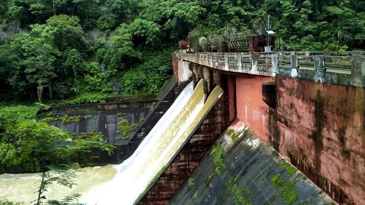 MehediMarof's tweet photo. Feni district in eastern Bangladesh is submerged as heavy rains &amp; runoff from Tripura flood over 100 villages. Nearly 20,000 families are stranded, with roads, power cut off. The opening of India's Dumboor Dam threatens downstream to hit Noakhali &amp; Cumilla too. #BangladeshFlood https://t.co/hqTtGZy6Gg