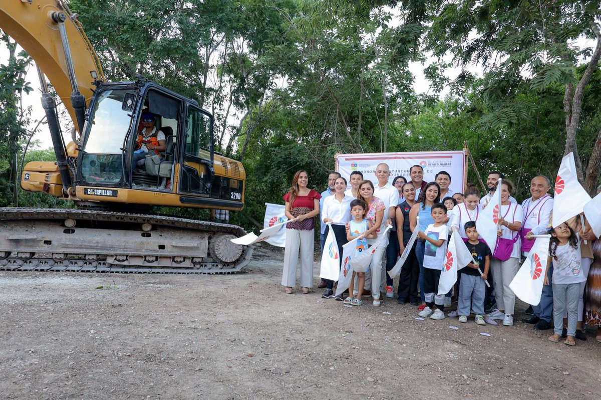 AytoCancun's tweet photo. La transformación avanza con obras de bienestar en la #SM249.
La Gobernadora @MaraLezama y la Presidenta Municipal @anapatyp , dieron el banderazo de inicio de construcción para un nuevo parque en la colonia Cielo Nuevo, el cual beneficiará a más de 25 mil cancunenses. https://t.co/P8wFIcEdvm