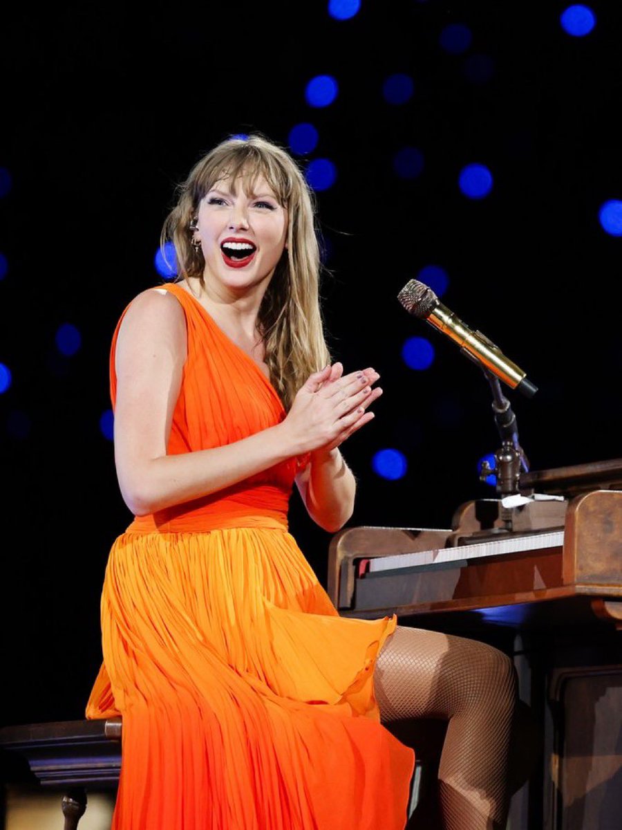 TSTheErasTour's tweet photo. 🚨| The second suprise song is. “So Long, London” #LondonTSTheErasTour #TStheErasTour #TaylorSwift 

📸: @GettyImages / TAS Rights Management https://t.co/scv6z3SSwe