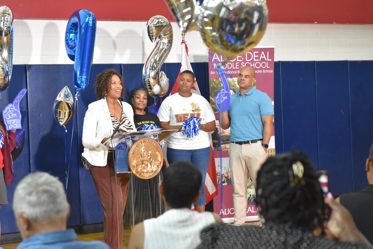 DCPSChancellor's tweet image. Humbled by @dcpublicschools&apos; village taking the time to encourage, appreciate, and cheer on our educators for all they do for the young people of DC.

We hope you&apos;re as excited as we are about this school year—we&apos;ve got a feeling it&apos;ll be our best one yet!

#BacktoDCPS 💙