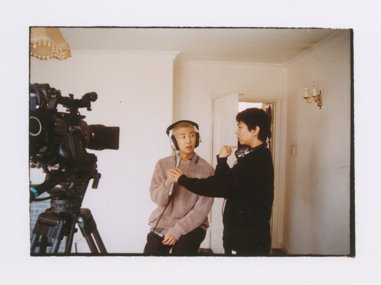 UniversBTS_'s tweet photo. 📸 Fotos inéditas de RM nos bastidores de "Right Place, Wrong Person" ❤️✨

🦉 @BTS_twt https://t.co/K61dDYICk6