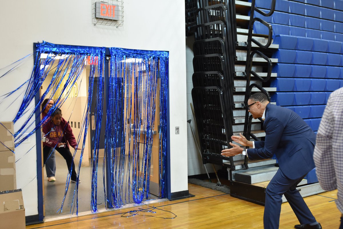 DCPSChancellor's tweet image. Humbled by @dcpublicschools&apos; village taking the time to encourage, appreciate, and cheer on our educators for all they do for the young people of DC.

We hope you&apos;re as excited as we are about this school year—we&apos;ve got a feeling it&apos;ll be our best one yet!

#BacktoDCPS 💙