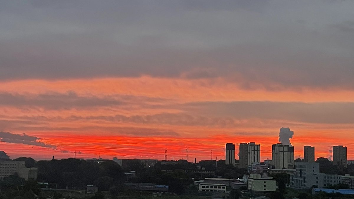 बिहानको उत्तरपूर्वी रक्तिम आकाश। बादल हुँदा र नहुँदाको भिन्न बिहानीहरूको दर्शन गरियो। बादल बिनाको आकाश खुल्ला त हो, तर के नपुगे नपुगे लाग्ने रहेच ! हुन त आफू बादल प्रेमी तुल्शुक भएर पनि होला है। हरेक बिहानी भिन्न, तर सुन्दर। उत्तरपूर्वी आकाशको सूर्यादोय र सूर्यास्त दुवै भव्य।