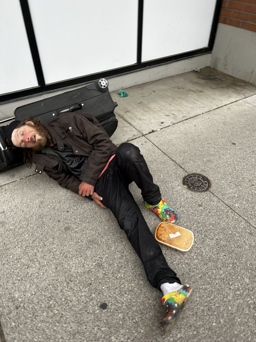 AlwaysSunnyTO's tweet photo. Addicts aren’t just doing their drugs in the safe injection sites. They do them in our parks, on our sidewalks, outside our businesses - basically everywhere but inside a safe use site. Chris Moise and @MayorOliviaChow should know that if the simply took a stroll any given day, any given hour in Toronto-Centre. #TOpoli #ONpoli