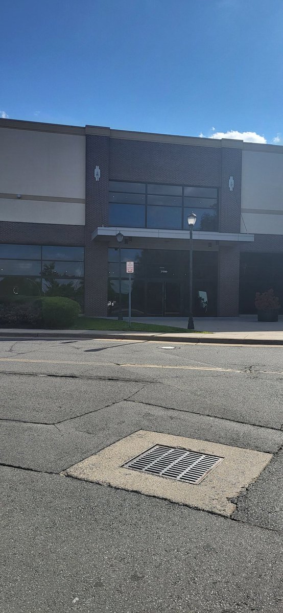 dcpackfan's tweet photo. @SpiritHalloween Website says Danker Furniture but the store is empty, no banner or sign outside the store. Is it still going to happen? https://t.co/gl6qhcmzDb