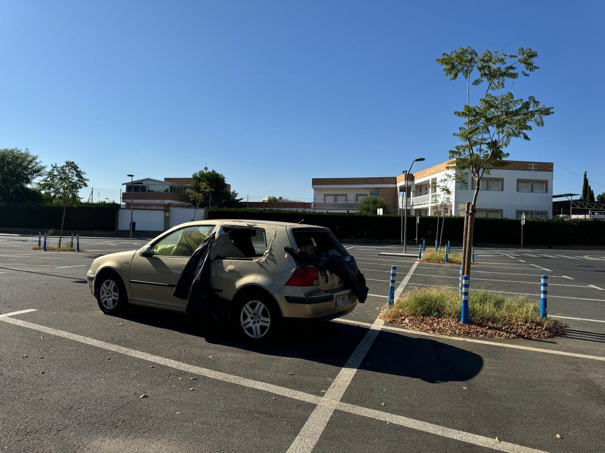 Buenas,
Estamos preparándonos para el inicio del curso y tenemos hace meses este vehículo abandonado en la puerta del colegio. 
¿Nos echáis una mano, por favor?
Es por la seguridad y bienestar de todos.
Gracias, ¡esperamos noticias!
<a href="/Ayto_Sevilla/">Ayuntamiento de Sevilla</a> <a href="/angiemorenoram/">Angie Moreno</a> y @AlvaroUrbanoH
