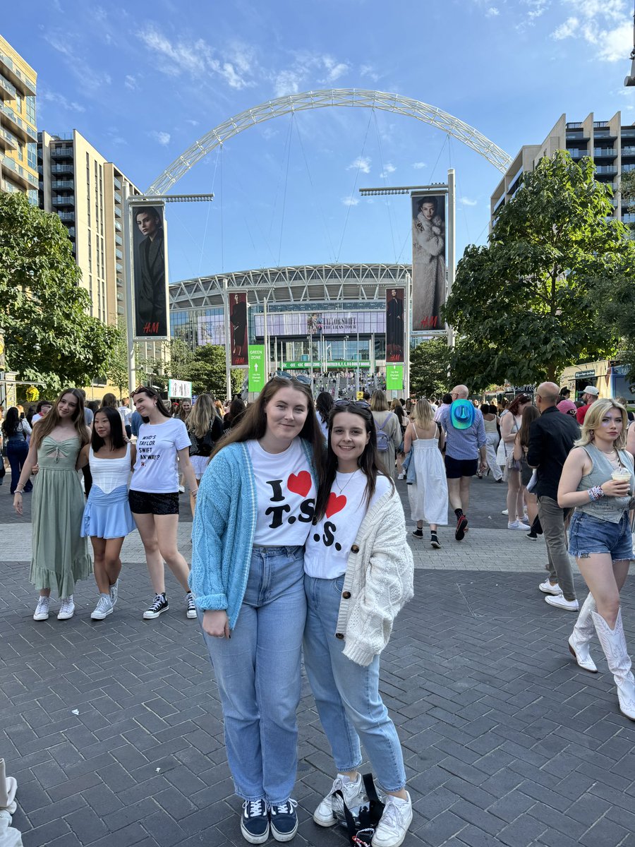 Enchantics13's tweet photo. Didn’t get New Romantics but I had a brilliant time- I’ll get it next tour!

#TaylorSwift #TaylorSwiftErasTour @taylornation13 https://t.co/j4pLmOrWfi