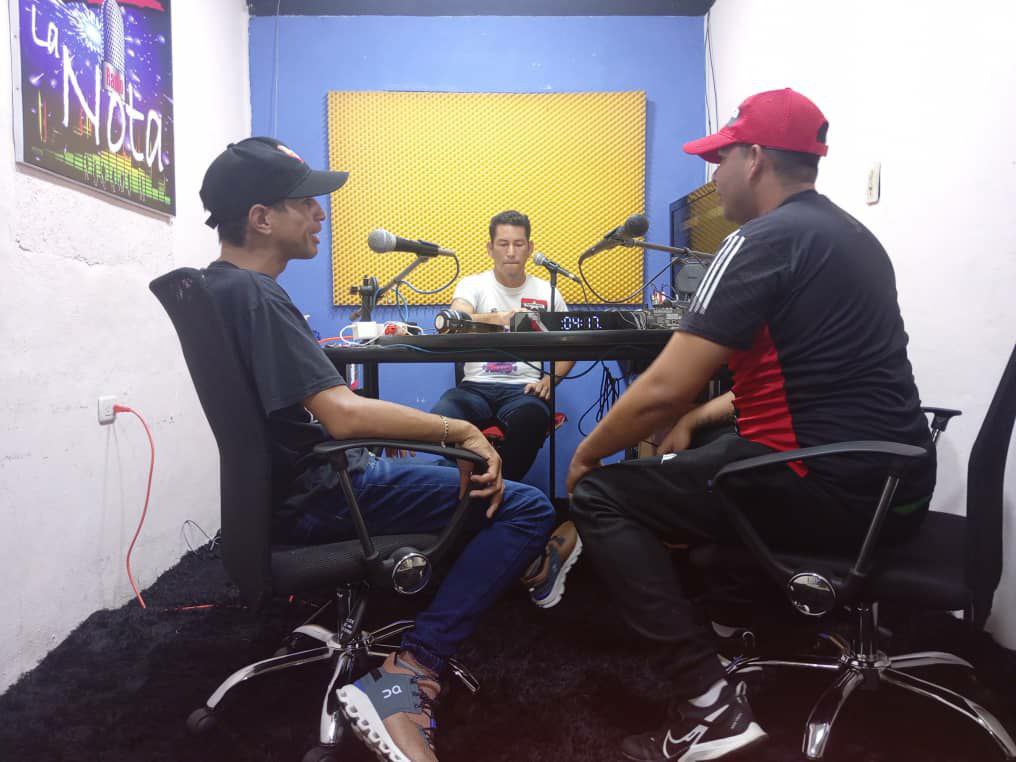 TupamaroMRT_'s tweet photo. Desde el Edo. @YaracuyMRT2 el camarada @kilverAparicioB Secretario Nacional de la Juventud, participó en el programa "Ejemplo de Lucha" conducido por nuestra militancia y trasmitido por Radio La Nota 107.3FM donde detalló nuestro accionar rebelde a nivel nacional.

@NicolasMaduro https://t.co/sCFZbAtDq4