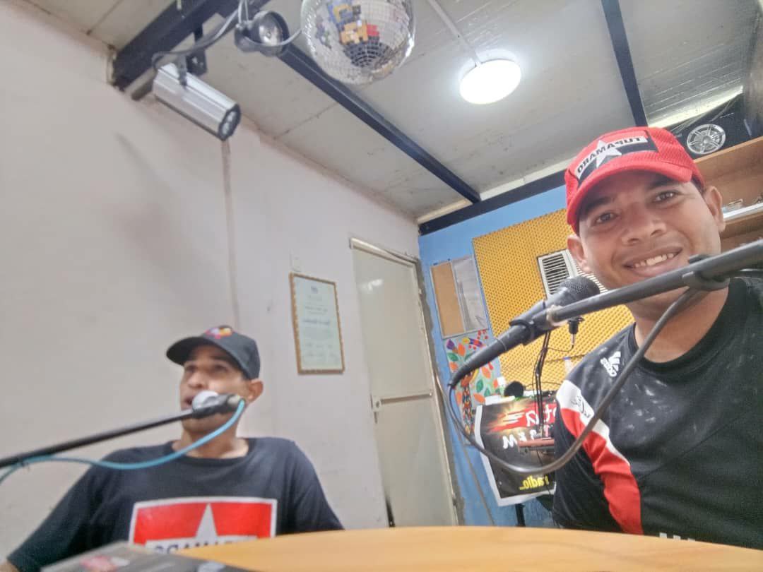 Desde el Edo. <a href="/YaracuyMRT2/">Yaracuy MRT</a> el camarada <a href="/kilverAparicioB/">Kilver Aparicio</a> Secretario Nacional de la Juventud, participó en el programa "Ejemplo de Lucha" conducido por nuestra militancia y trasmitido por Radio La Nota 107.3FM donde detalló nuestro accionar rebelde a nivel nacional.

<a href="/NicolasMaduro/">Nicolás Maduro</a>