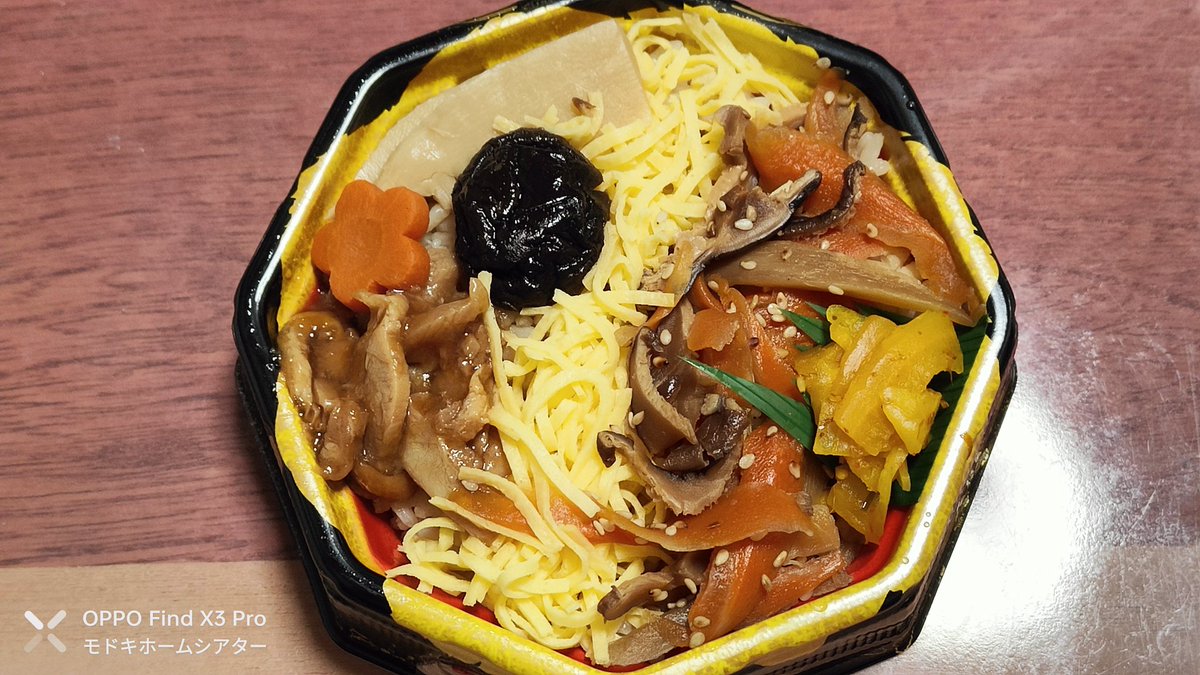 modokitheatre's tweet image. おはようございま~す☀🥱　今日と来週月曜日は午後から病院🏥定期検診の日!!今朝の朝食昨日いつもとは違う食品専門のスーパーで買った『ミニ鶏わっぱめし』🍱😋 約4.5単位 右 #GalaxyS24Ultra 左 #OPPOFindX3Pro にて撮影 メーカーは違うけど現行ハイエンドと3年前のハイエンドの比較!!結構違うね😁