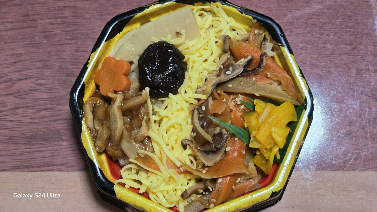 modokitheatre's tweet image. おはようございま~す☀🥱　今日と来週月曜日は午後から病院🏥定期検診の日!!今朝の朝食昨日いつもとは違う食品専門のスーパーで買った『ミニ鶏わっぱめし』🍱😋 約4.5単位 右 #GalaxyS24Ultra 左 #OPPOFindX3Pro にて撮影 メーカーは違うけど現行ハイエンドと3年前のハイエンドの比較!!結構違うね😁