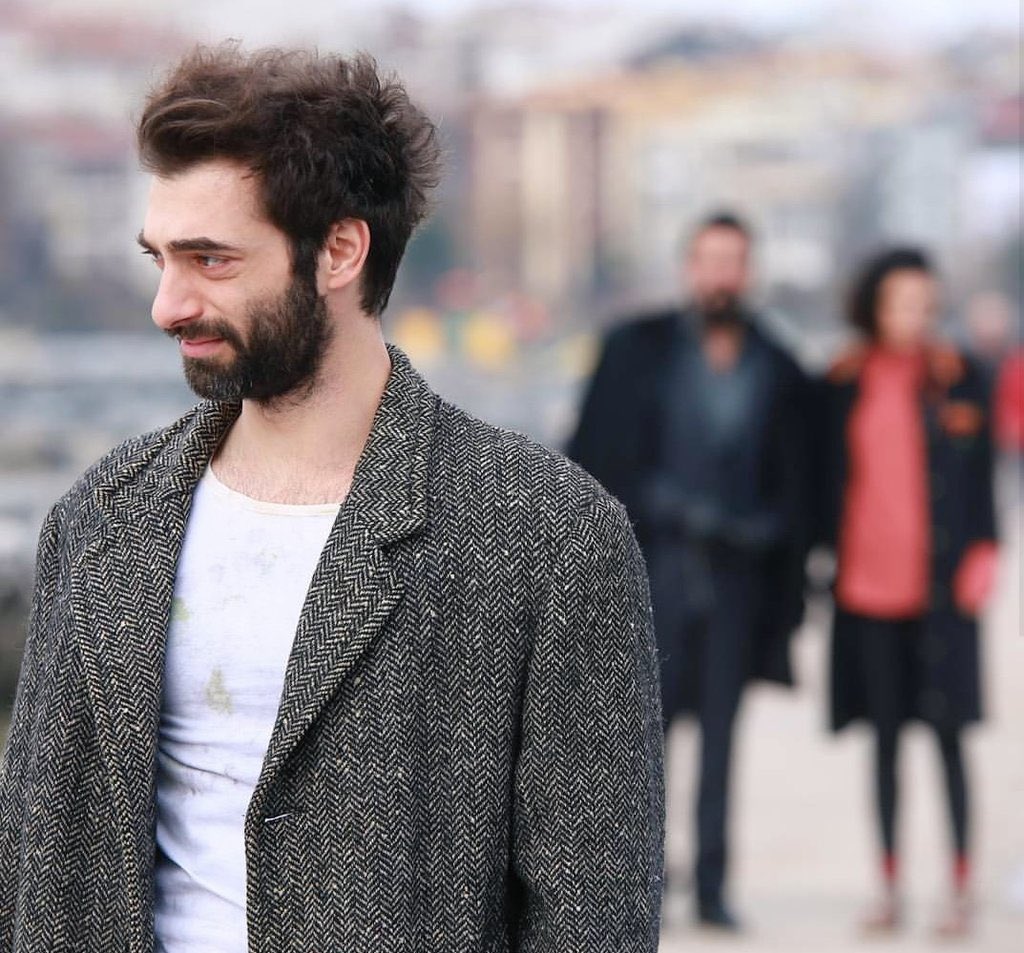 "Mutlu insanlar ölmeye mahkumdur. Çünkü hikayeleri biter. Tarih sadece mutsuzları yazar."
#poyrazkarayel