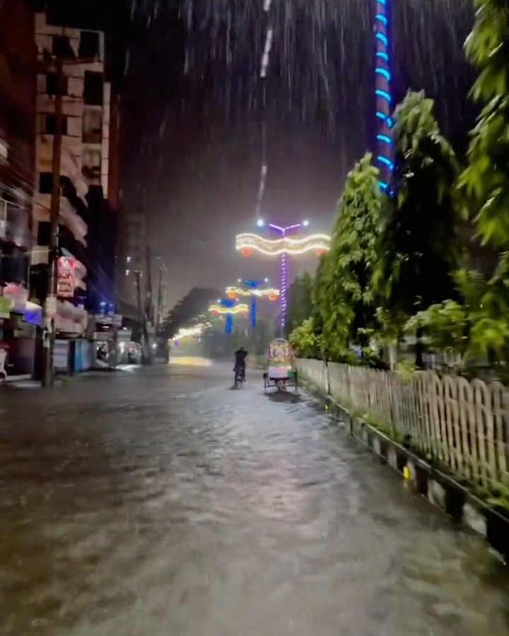 sayedrouf4's tweet photo. After heavy rainfalls and with India releasing water from Dumbur Hydroelectric Project Dam over 70+ villages have been submerged in Feni!!! 

#Bangladesh https://t.co/Ylc0ppTwJf
