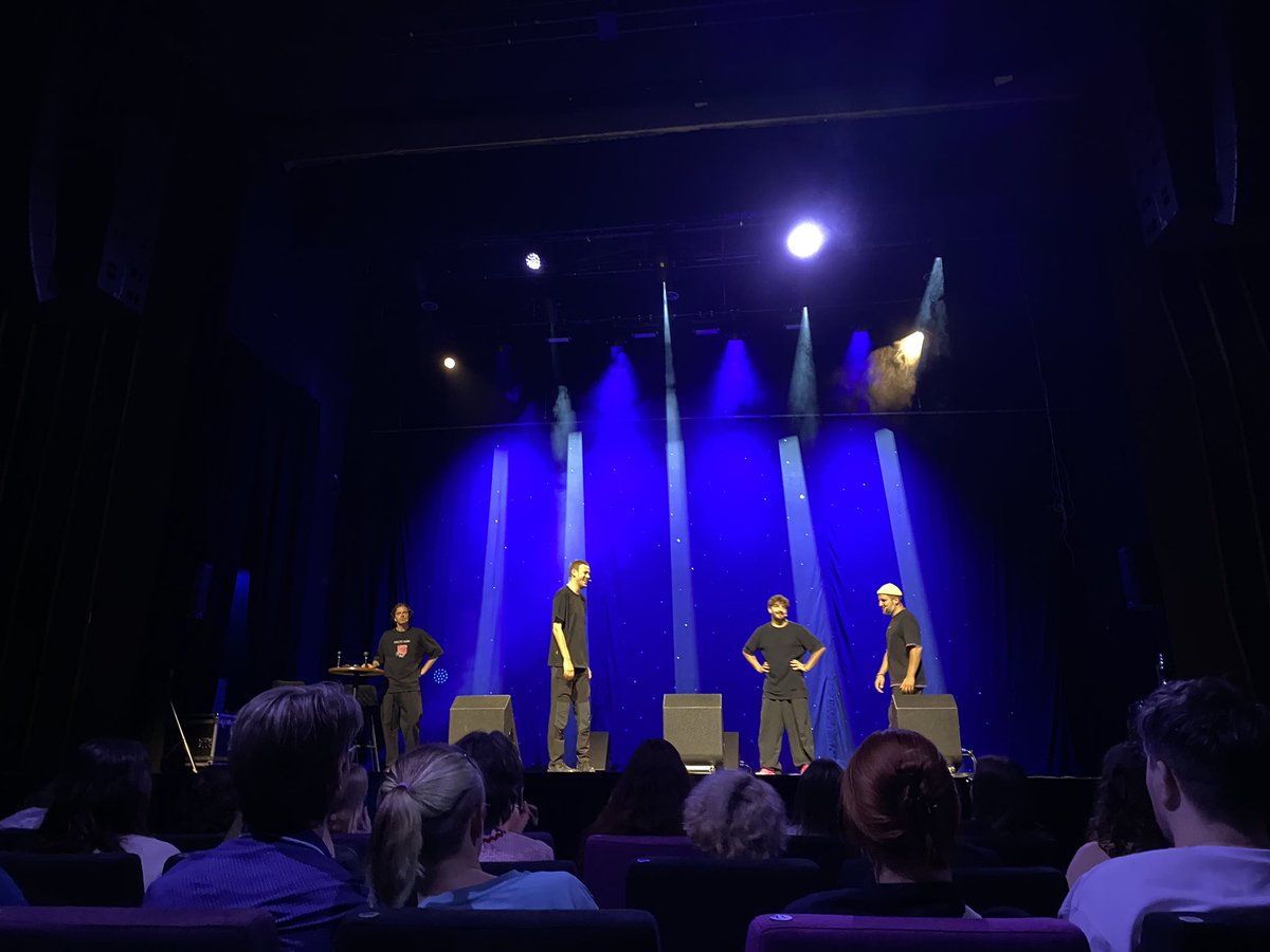 Я такая счастливая🥹🥹🥹

Да, напишу об этом везде и буду говорить ещё неделю. 

Вот такая я сумасшедшая фанатка, наконец-то попавшая на концерт. 

#импровизаторы