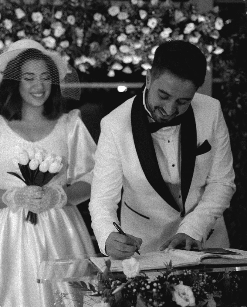 msinemeker's tweet photo. arkadaşlar ben annemin gelinliğini giyerek sevdiğim bey ile evlendim 🥂 https://t.co/z4SJGg1Pdu
