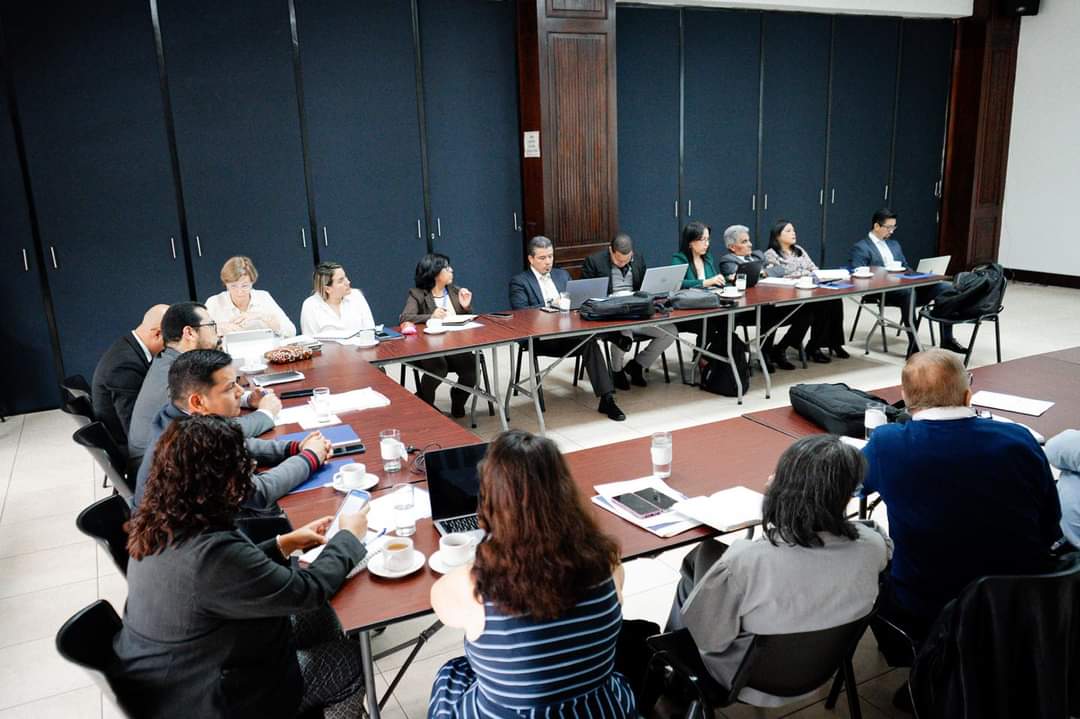 Llevé a cabo una reunión estratégica con los Viceministros Administrativo y Técnico del <a href="/MineducGT/">Mineduc Guatemala</a>, así como con supervisores de diversas regiones del país. El propósito principal fue enfatizar y reforzar la importancia crucial de su función dentro del sistema educativo nacional.