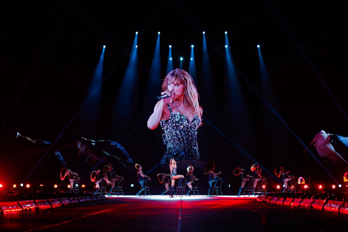 2anahi_'s tweet photo. @spiderkvsmo La gente con >300€ // yo con 0€ en el concierto de mi vida https://t.co/S2iWi20qIb