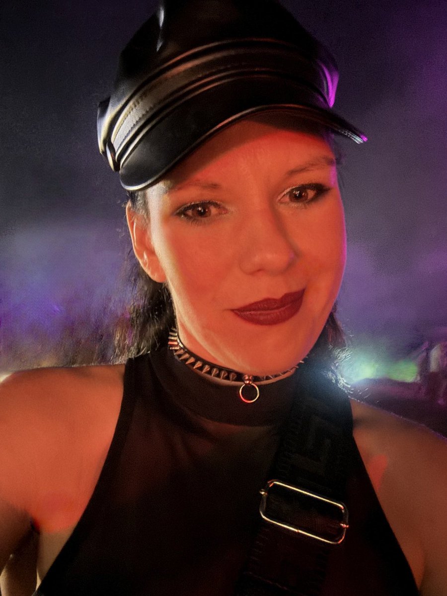 milanaschtgerne's tweet photo. Guten Abend โจ Noch jemand wach ?
#nachteule #nylon #leder #cutegirl #redlips #halsband #natureone https://t.co/OT8Zm7eoSo