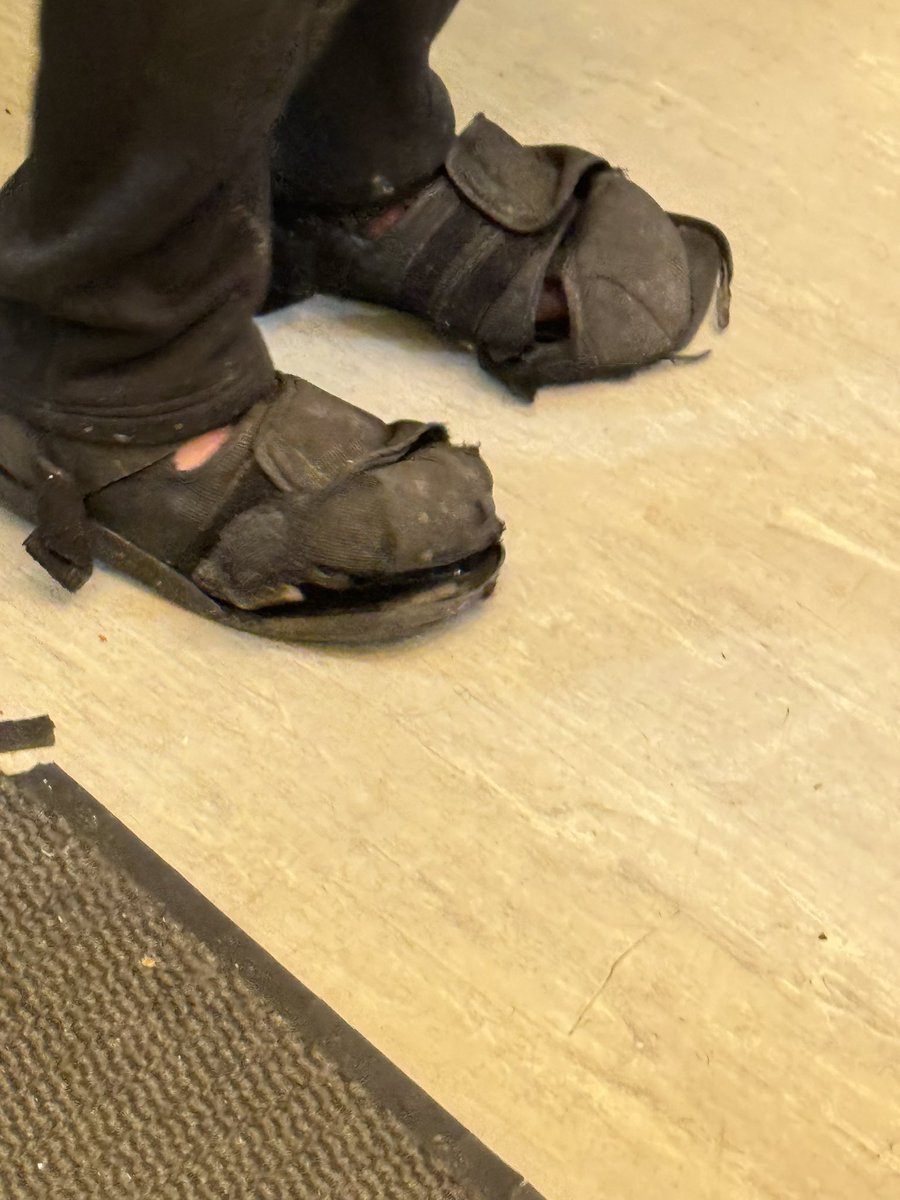carthy_aubrey's tweet image. Sad to see a homeless guest turn up wearing these shoes this evening. This man born and reared in Dublin has type 2 diabetes. He is an absolute gentleman with a fantastic outlook on life. If anyone has LARGE fitting size 13 shoes please get in touch @LightHomeless @TiglinIreland