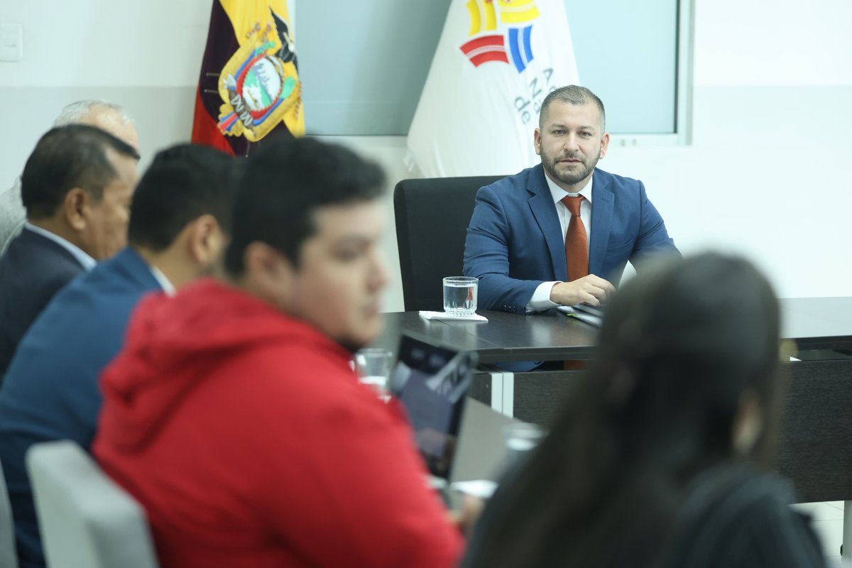 ANT_ECUADOR's tweet photo. Rafael Viteri, subdirector de ANT, se reunió con representantes de la @ceccpe (Corporación de Escuelas de Capacitación de Conductores Profesionales del Ecuador) para conocer sus requerimientos e impulsar acciones conjuntas en beneficio los usuarios de las vías.

#ElNuevoEcuador https://t.co/RpTetbmVQR