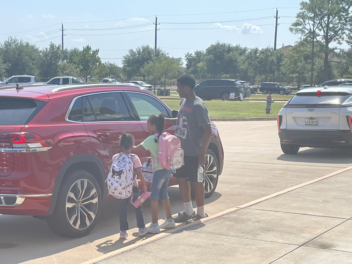 ICHS_Hoops's tweet image. Not only have our guys been working hard in the gym and the weight room but so proud of them for taking time out of their day to go help out at Meridiana and Mock Elementary School. Proud of you gentlemen. #FearNone #ChooseGreatness
