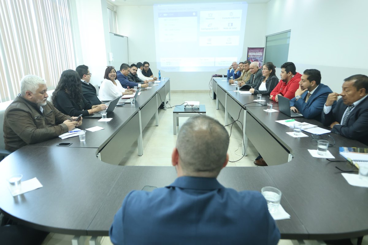 ANT_ECUADOR's tweet photo. Rafael Viteri, subdirector de ANT, se reunió con representantes de la @ceccpe (Corporación de Escuelas de Capacitación de Conductores Profesionales del Ecuador) para conocer sus requerimientos e impulsar acciones conjuntas en beneficio los usuarios de las vías.

#ElNuevoEcuador https://t.co/RpTetbmVQR