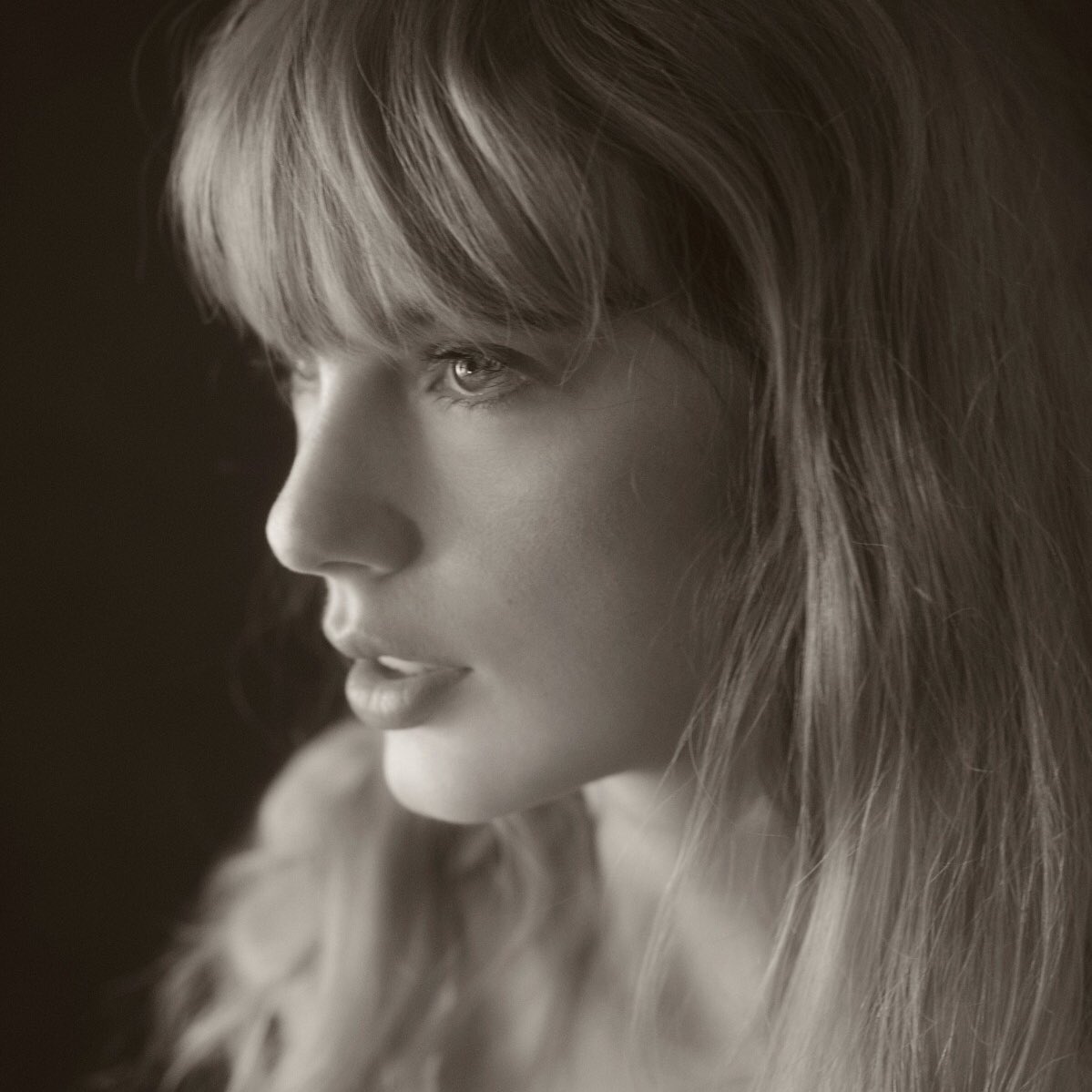 tracklist's tweet photo. 🚨 Taylor Swift anunciou o lançamento do clipe "I Can Do It With A Broken Heart" para hoje, às 19h. https://t.co/ylhZJnMsk0