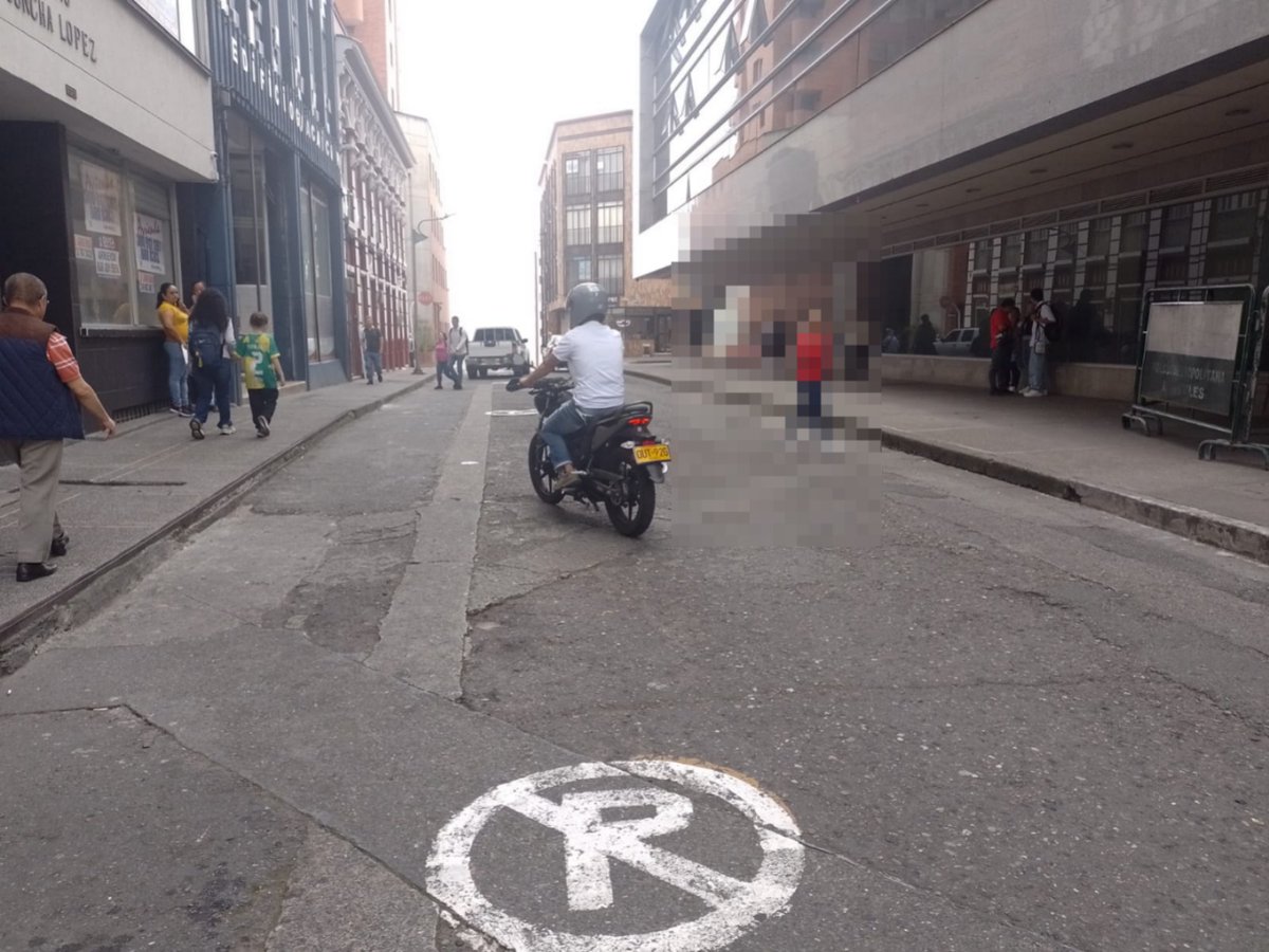 SecMovilidadMzl's tweet photo. Sabemos que es incómodo que te llamen la atención por tu #MalParqueo, pero lo es aún más para la movilidad de nuestra ciudad. Tus acciones afectan a todos, especialmente en el #Centro.
¡Respeta las normas y ayuda a mantener una #Manizales más #fluida! https://t.co/WhpNwlxhVa