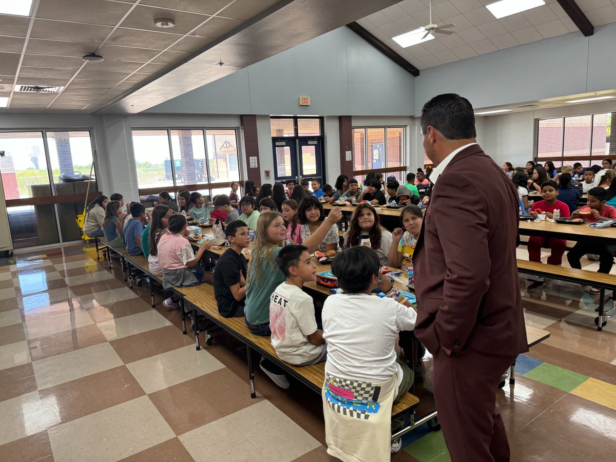 LockhartISD's tweet image. Another super successful #FirstDayLISD is in the books for @BluebonnetLions These incredible educators &amp;amp; spectacular students are set for an amazing school year! #LockedOnExcellence #UnLockingPotential #expeditionexcellence