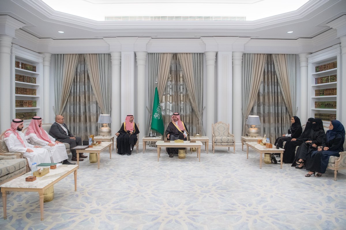 imarat_almadina's tweet photo. سمو أمير منطقة #المدينة_المنورة #سلمان_بن_سلطان، يلتقي منسوبي هيئة تطوير المنطقة وفريق "مبادرة محراب" الفائزين بجائزة ميثاق الملك سلمان للعمارة، عن مبادرة "محراب" لإنشاء المصليات المؤقتة على الطرق السريعة، وذلك بحضور معالي الرئيس التنفيذي لهيئة تطوير المنطقة المهندس فهد البليهشي. https://t.co/X9LqRSkJaT