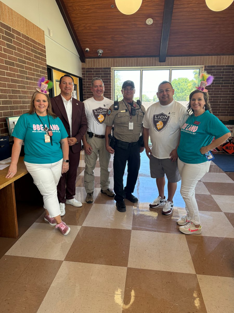 LockhartISD's tweet image. Another super successful #FirstDayLISD is in the books for @BluebonnetLions These incredible educators &amp;amp; spectacular students are set for an amazing school year! #LockedOnExcellence #UnLockingPotential #expeditionexcellence